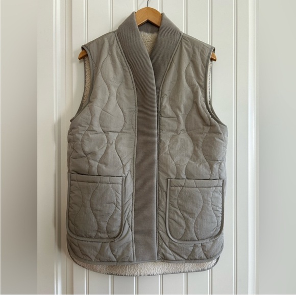 Varley Covey Reversible Quilt Gilet VEST
NWT
Size medium - Picture 8 of 14